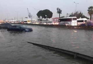 İzmir, Olağanüstü Bir Sağanak Yağışa Teslim Oldu: Görüntüler Endişe Verici Boyutlarda