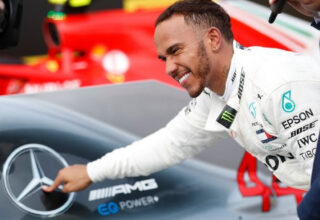 Lewis Hamilton Anlaşmayı İmzaladı: Yeni Sezonda da Mercedes İçin Yarışacak