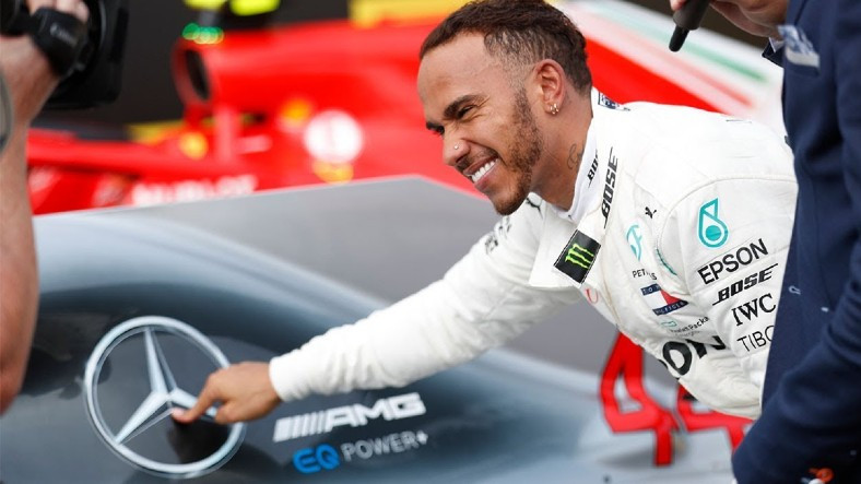 Lewis Hamilton Anlaşmayı İmzaladı: Yeni Sezonda da Mercedes İçin Yarışacak
