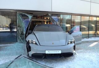 Rus YouTuber, Porsche Taycan Turbo S ile Porsche Mağazasında Kaza(!) Yaptı [Video]