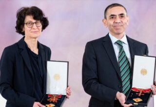 Almanya’dan Türk Bilim İnsanları Prof. Dr. Uğur Şahin ve Dr. Özlem Türeci’ye Liyakat Nişanı
