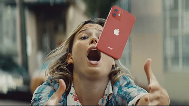 Apple, iPhone 12 İçin Tuhaf Ama Eğlenceli Bir Reklam Filmi Yayınladı [Video]