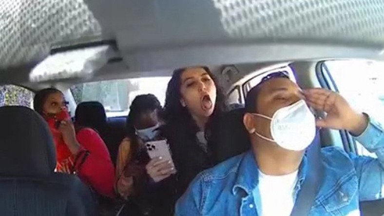 Bindiği Uber Aracında Maske Takmayı Reddedip, Sürücünün Üzerine Öksüren Kadın Tutuklandı