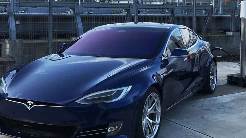 Çin, Tesla Otomobillerin Askeri Üs Yakınlarında Bulunmasını Yasakladı