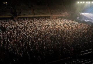İspanya’da Sosyal Mesafesiz İlk Konser Yapıldı: 5 Bin Kişi Bir Araya Geldi