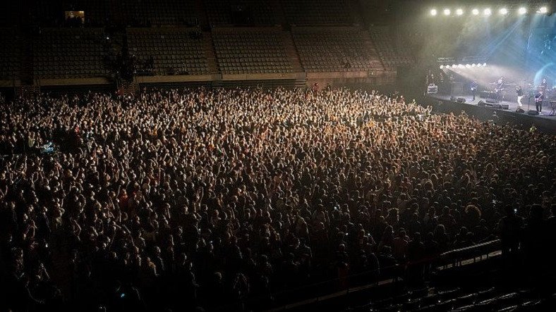 İspanya'da Sosyal Mesafesiz İlk Konser Yapıldı: 5 Bin Kişi Bir Araya Geldi