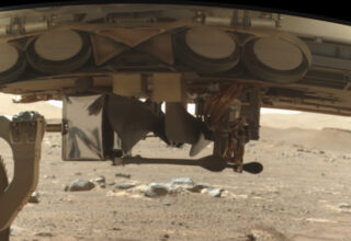 NASA, Mars Helikopteri Ingenuity’nin İlk Fotoğrafını Paylaştı
