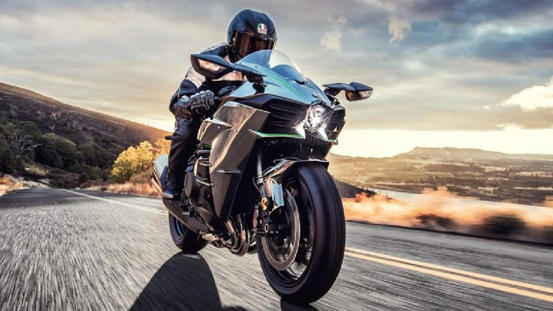Pistten Kaçıp Yola Girmiş Gibi Çek: İşte 2021 Model Kawasaki Ninja H2R'ın Özellikleri ve Fiyatı(!)
