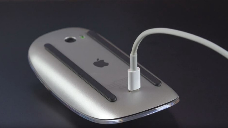 Apple, Magic Mouse 2'nin Sinir Bozucu Tasarım Hatasını Yine Düzeltmedi: Böcek Gibi Ters Çevirip Şarj Etmeye Devam