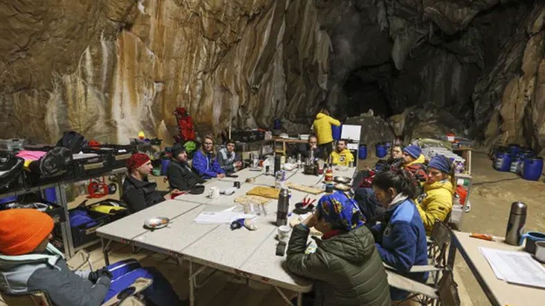 Fransa’da Bir Deney Kapsamında Mağarada Kalan 15 Gönüllü, 40 Günün Ardından İlk Defa Dışarı Çıktı
