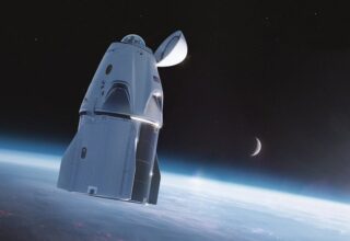 SpaceX, Astronotların Uzayda Başlarını Dışarı Çıkarabilecekleri Dragon Kapsülü Tasarımını Paylaştı