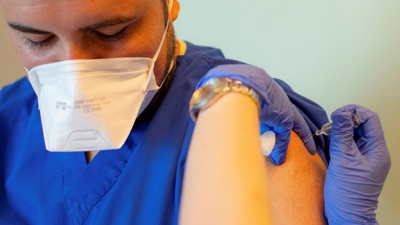 Türkiye'de Koronavirüs Aşısı Olduğu Halde Hastalığa Yakalananların Sayısı Açıklandı