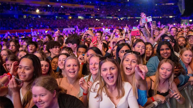 Yeni Zelanda'da Maske ve ve Sosyal Mesafenin Olmadığı 50 Bin Kişilik Konser Düzenlendi [Video]