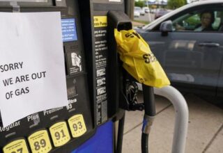 ABD’de Görülmemiş ‘Benzin’ Sıkıntısı: İnsanlar Benzini Torbalara Dolduruyor