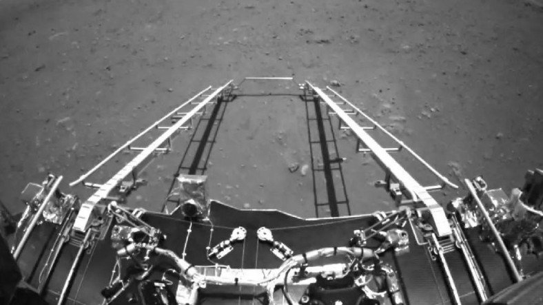 Çin’in Mars Aracı Zhurong, Kızıl Gezegen’de Kaydettiği İlk Görüntüleri Dünya’ya Yolladı