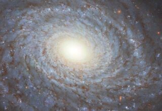 Hubble, 120 Milyon Işık Yılı Uzaklıktaki Bir Galaksinin Muazzam Görüntüsünü Paylaştı