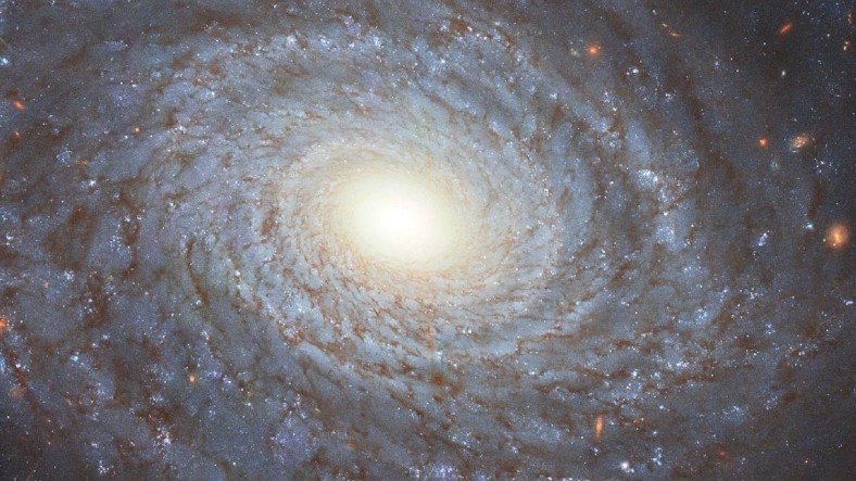 Hubble, 120 Milyon Işık Yılı Uzaklıktaki Bir Galaksinin Muazzam Görüntüsünü Paylaştı