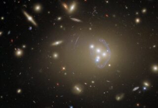 Hubble Uzay Teleskobu, Güzelliğiyle Büyüleneceğiniz Bir Galaksi Kümesinin Görüntüsünü Yakaladı