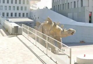 İspanya’da Bir Adam, Telefonunu Almak İsterken Düştüğü Dinozor Heykelinin İçinde Sıkışarak Can Verdi