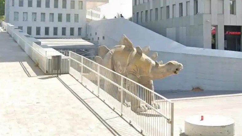 İspanya'da Bir Adam, Telefonunu Almak İsterken Düştüğü Dinozor Heykelinin İçinde Sıkışarak Can Verdi