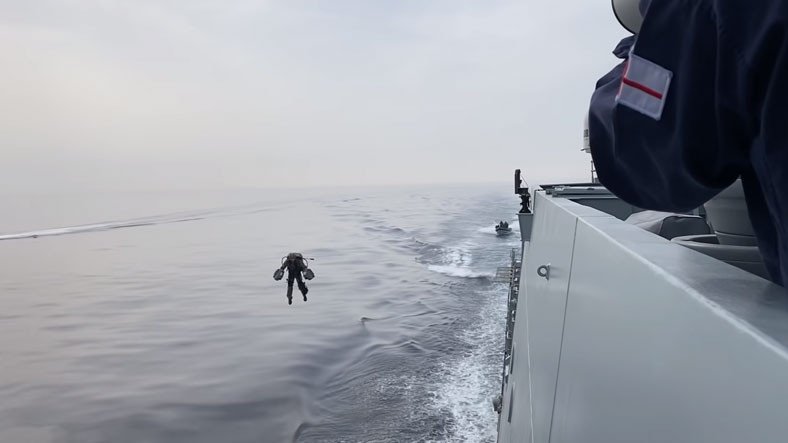 Kraliyet Donanması, Iron Man'den Farksız Jet Kıyafetleriyle Tatbikat Yaptı [Video]