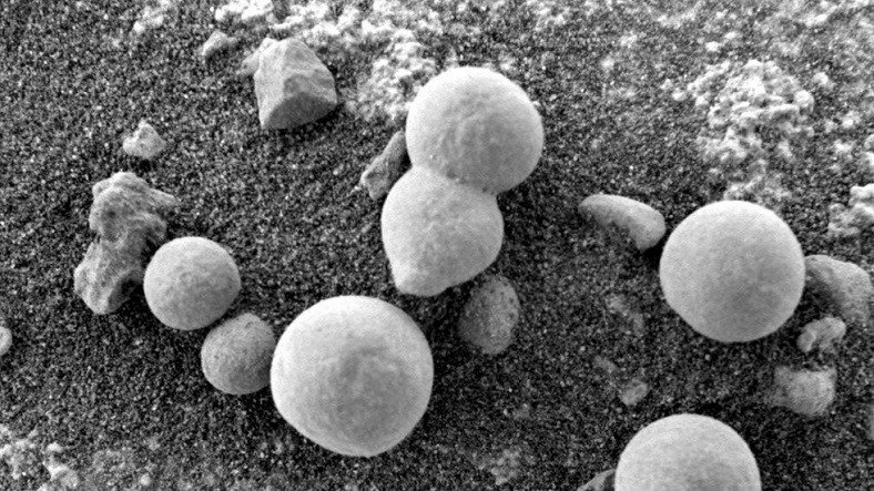 Mars Yüzeyinde, Yaşamın Kanıtı Olabilecek Mantar Benzeri Oluşumlar Tespit Edildi
