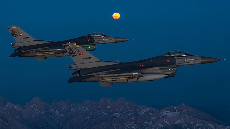 Millî Savunma Bakanlığı'nın F-16'lı 'Süper Ay' Paylaşımı Büyük İlgi Çekti