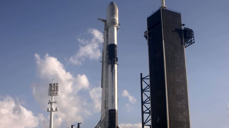 SpaceX, 52 Starlink Uydusu ve İki Müşteri Uydusunu Yörüngeye Fırlattı