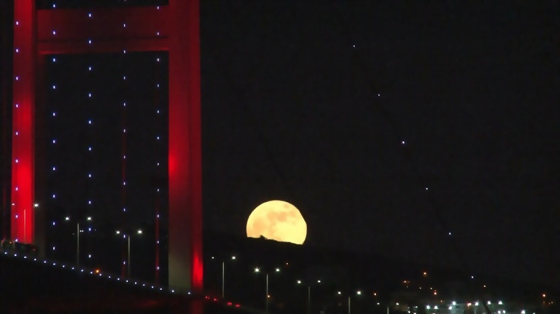 Türkiye'den de Gözlemlenebilen Süper Ay, Dün Gece Gerçekleşti [Video]