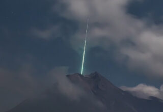 Bir Meteorun Aktif Yanardağın İçine Düşerken Yakalanan Olağanüstü Görüntüsü