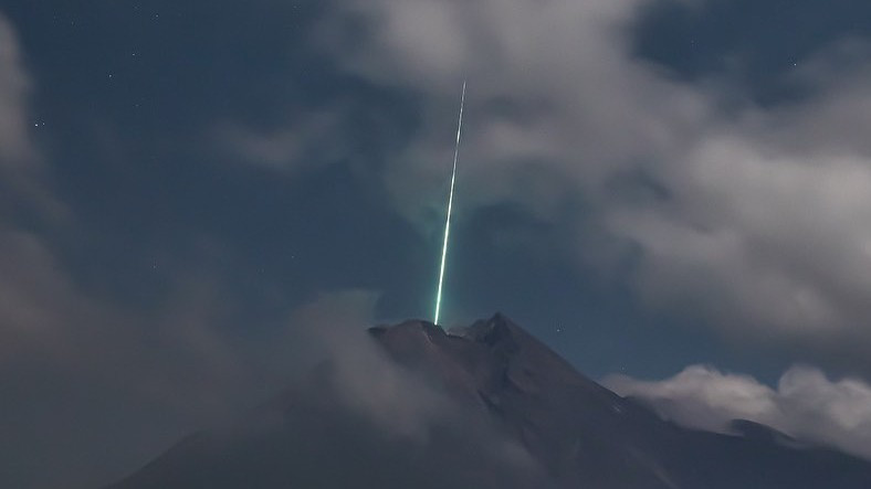 Bir Meteorun Aktif Yanardağın İçine Düşerken Yakalanan Olağanüstü Görüntüsü