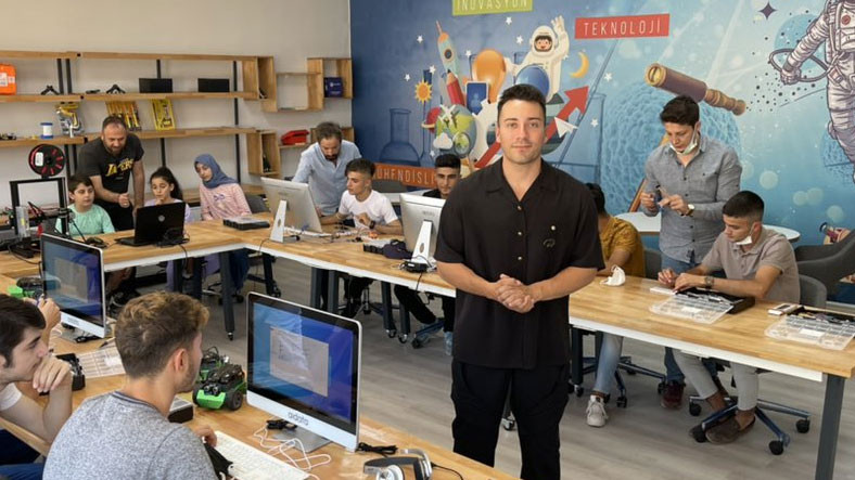 Enes Batur, Batman’da Bir Okula Robotik Kodlama Sınıfı Yaptırdı