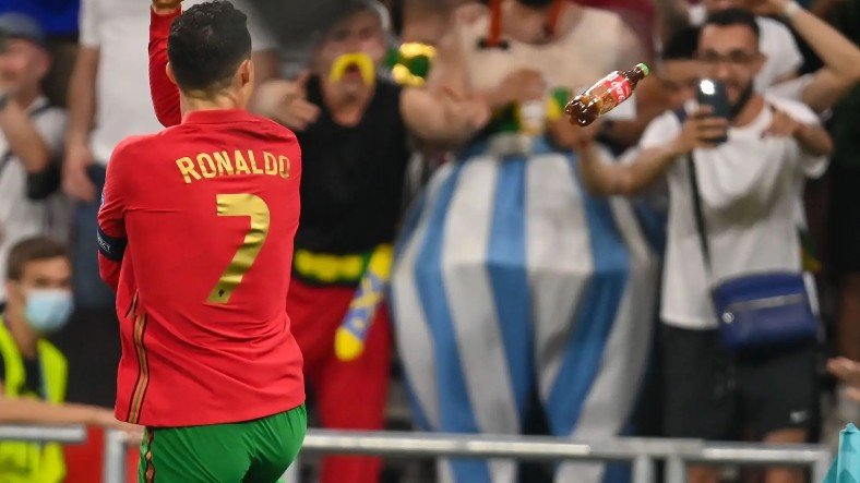 Euro 2020 Fransa-Portekiz Maçında Cristiano Ronaldo'nun Kafasına Coca-Cola Şisesi Fırlatıldı