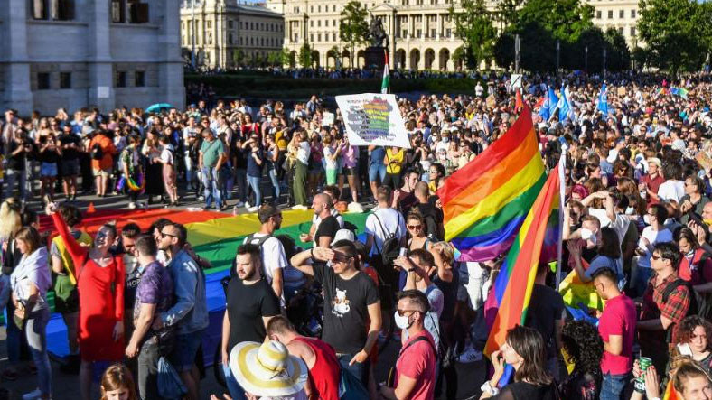Macaristan, Eğitim Materyallerinde ve Dizilerde Eşcinsel Bireylerin Olmasını Yasaklayan Yasayı Onayladı