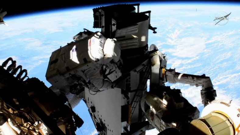 NASA, Uluslararası Uzay İstasyonu'nda Uzay Yürüyüşüne Çıkan Astronotların Görüntüsünü Paylaştı [Video]