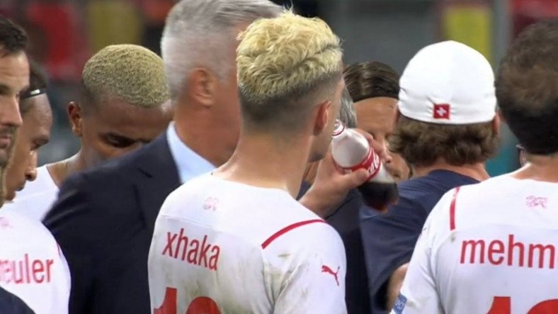 Ronaldo'nun Sinirden Eli Ayağı Titriyor: İsviçreli Futbolcu, Penaltı Atışları Öncesi Coca-Cola Şişesini Kafaya Dikti