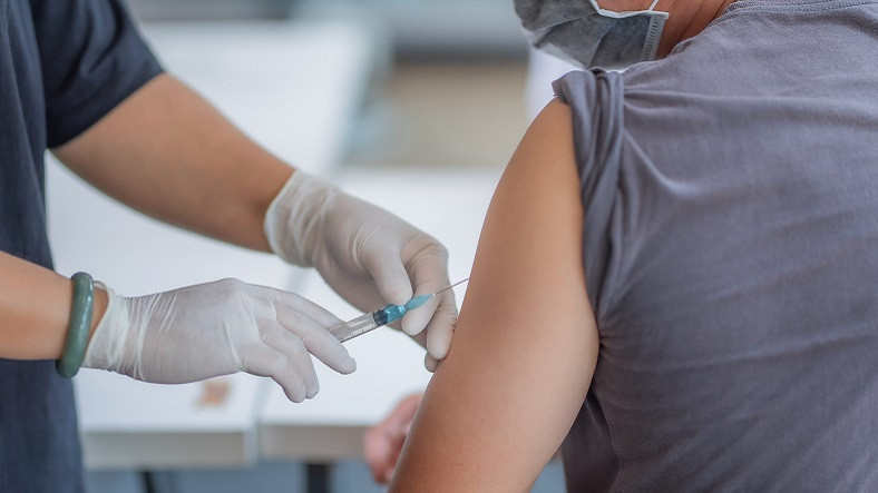 Sağlık Bakanı Koca'dan Aşı Açıklaması: 40 Yaş ve Üzerine Aşı Sırası Geldi