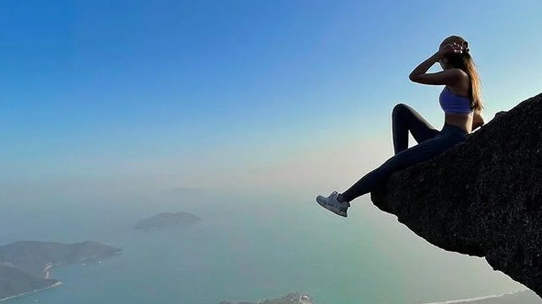 Kayalıklarda Çekildiği Fotoğraflarla Bilinen Instagram Fenomeni, Selfie Çekerken Uçurumdan Düşerek Öldü