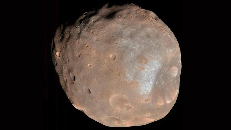 NASA, Mars'ın Doğal Uydusu 'Phobos'un Patatesten Ayırt Edemeyeceğiniz Bir Fotoğrafını Paylaştı