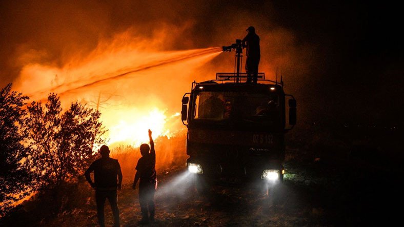 CHP'li 11 Büyükşehir Belediyesi, THK'nın Yangın Söndürme Uçaklarını Yeniden Çalıştırmak İçin Gönüllü Oldu