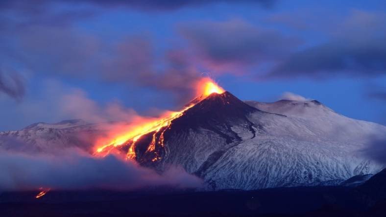 Etna Yanardağı Giderek Yükseliyor: Kendi Yükseklik Rekorunu Kırdı