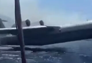 Felaketin Kıyısından Döndük: Uyarılara Rağmen Denize Açılan Bir Tekne, Yangın Söndürme Uçağını Adeta ‘Sıyırdı’ [Video]