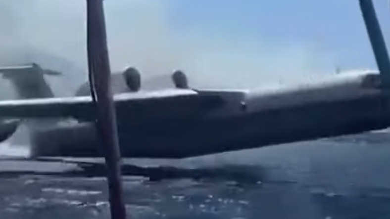 Felaketin Kıyısından Döndük: Uyarılara Rağmen Denize Açılan Bir Tekne, Yangın Söndürme Uçağını Adeta 'Sıyırdı' [Video]