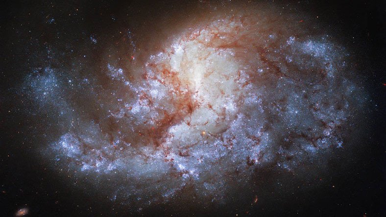 Hubble “Elmas Gibi Parlayan” Galaksinin Fotoğrafını Çekti