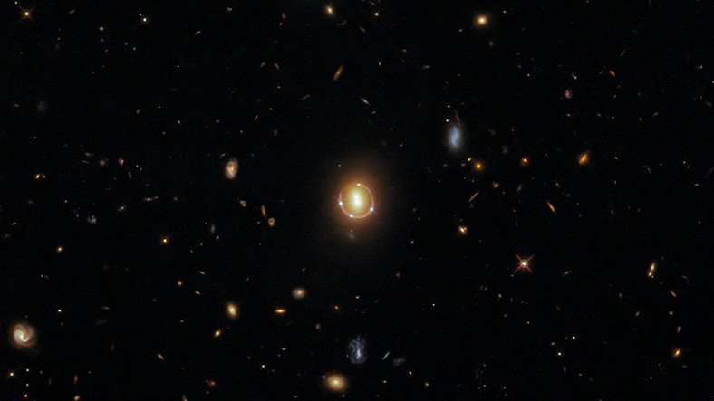 Hubble Teleskobu, Evrenin Derinliklerini Daha Net Görmeyi Sağlayan Bir 'Einstein Yüzüğü' Keşfetti