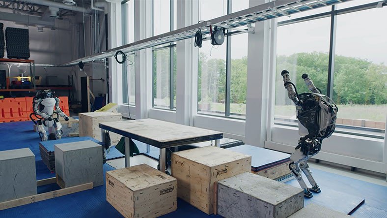 İnsandan Farkı Yok: Boston Dynamics, İki Ayaklı Robotu Atlas'ın Parkur Yeteneklerini Gösterdi [Video]