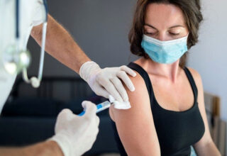Kadınlar Şikayetçi: COVID-19 Aşıları Sonrasında Yaşanan Regl Düzensizliğinin Sebebi Nedir?