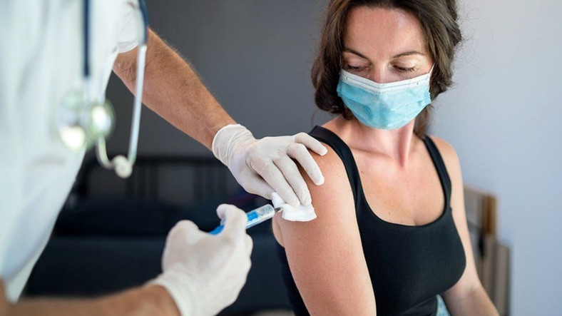 Kadınlar Şikayetçi: COVID-19 Aşıları Sonrasında Yaşanan Regl Düzensizliğinin Sebebi Nedir?