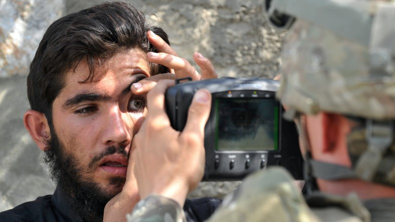 Taliban, ABD'nin HIIDE Teknolojisini Ele Geçirdi: Tüm Afgan Nüfusunun Biyometrik Verileri Artık Ellerinde