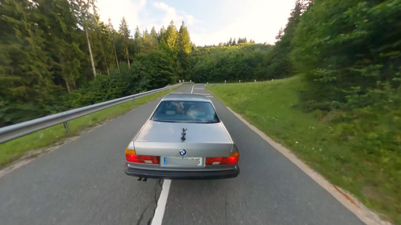 Yarış Oyunları Gerçek Oldu: BMW 735i'nin Bagajına GoPro Max Takılarak Çekilen Video